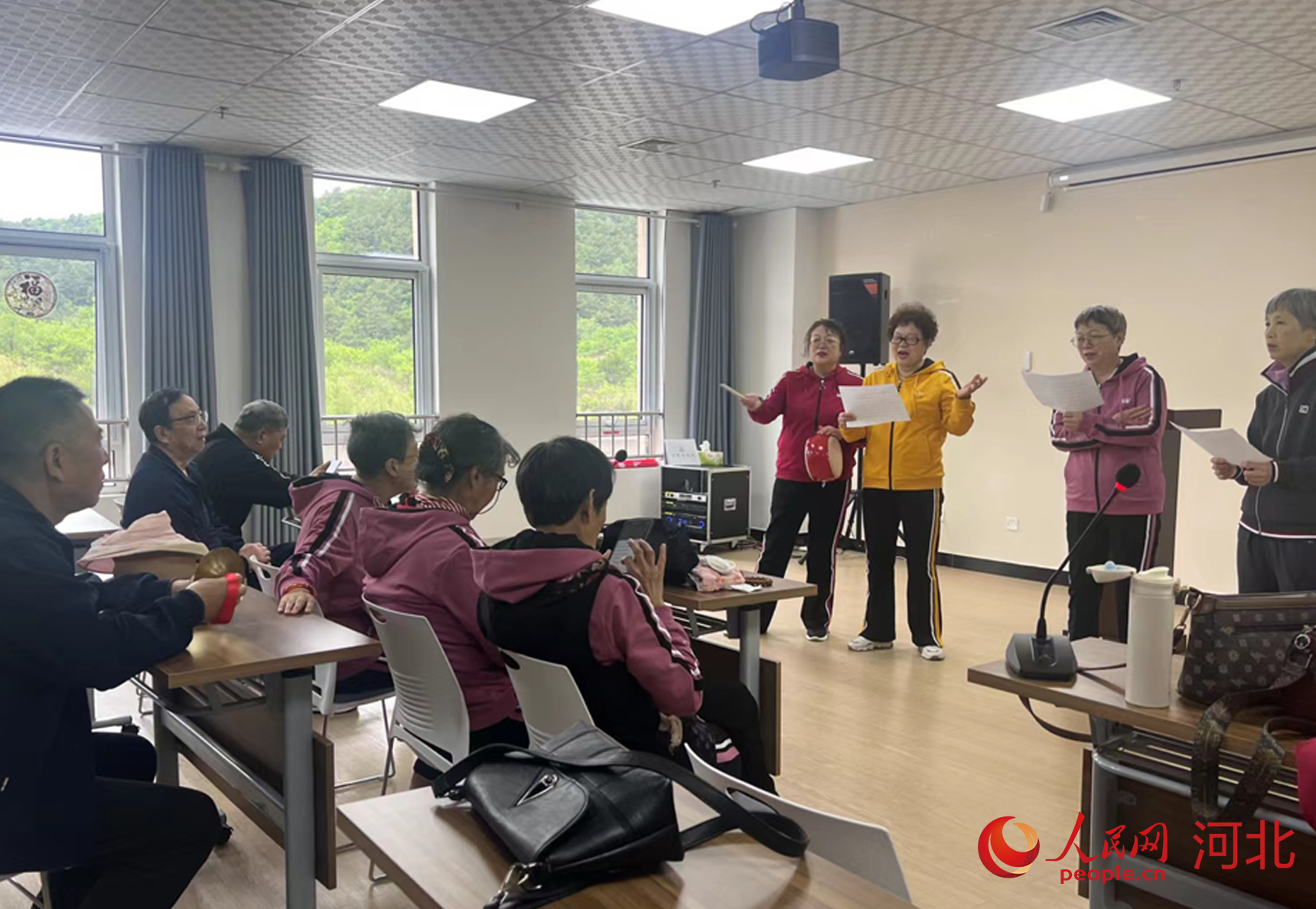 李家四姐妹在臺(tái)上表演三句半。人民網(wǎng)記者 周博攝