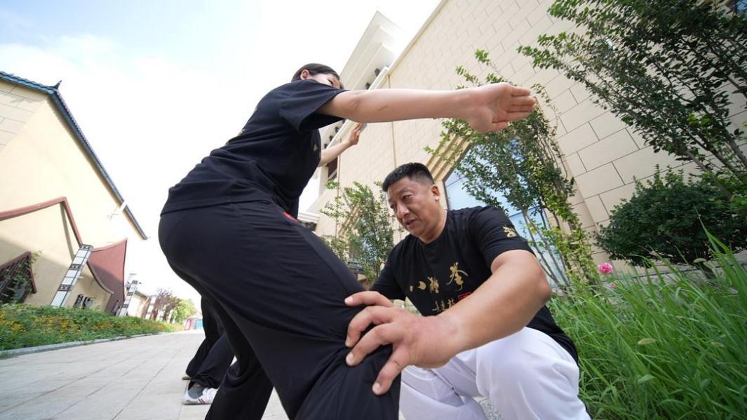 吳大偉指導(dǎo)學(xué)員練武。賈玉龍攝