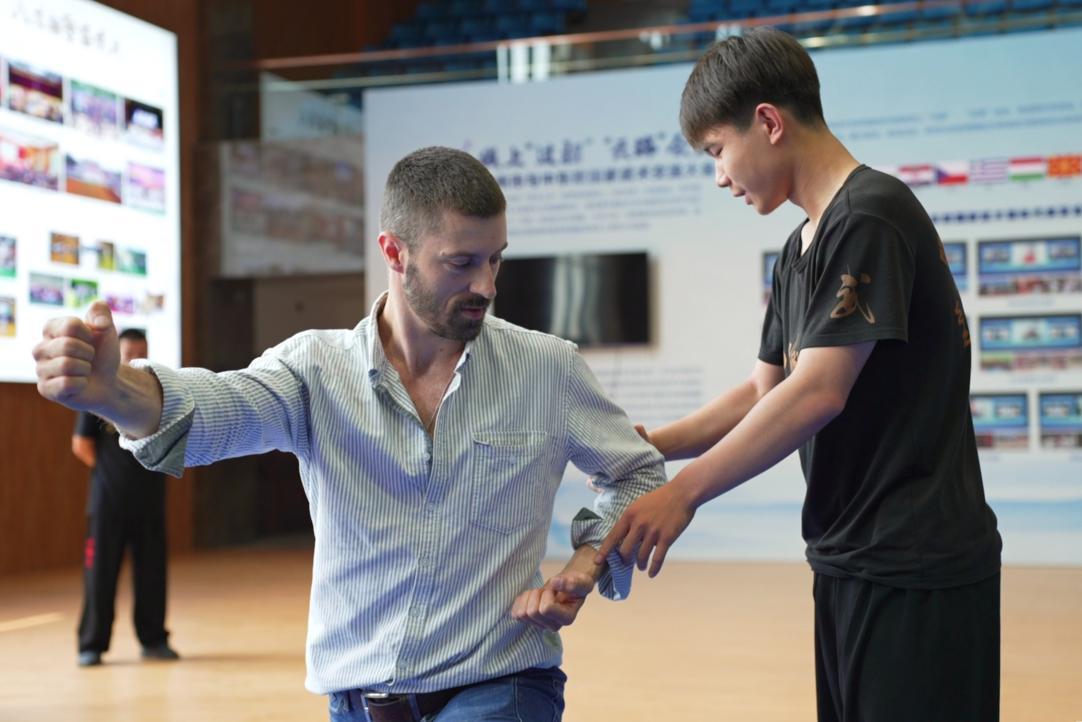 斯洛伐克記者馬圖什·普列霍來到孟村學(xué)習(xí)八極拳。楊洋攝