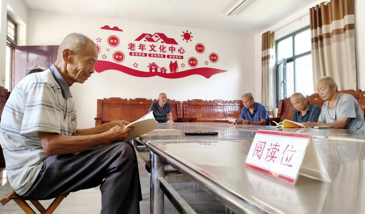 館陶縣東劉莊村村民在老年文化中心看書學習。郝立翠攝