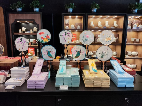 避暑山莊承德好禮文創(chuàng)店文創(chuàng)產(chǎn)品。王順濤攝