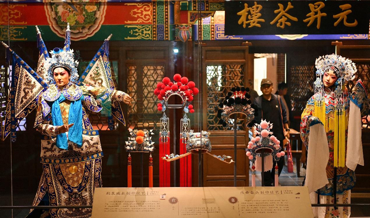 9月15日，游客在位于河北省滄州市的中國大運(yùn)河非物質(zhì)文化遺產(chǎn)展示館參觀。苑立偉攝