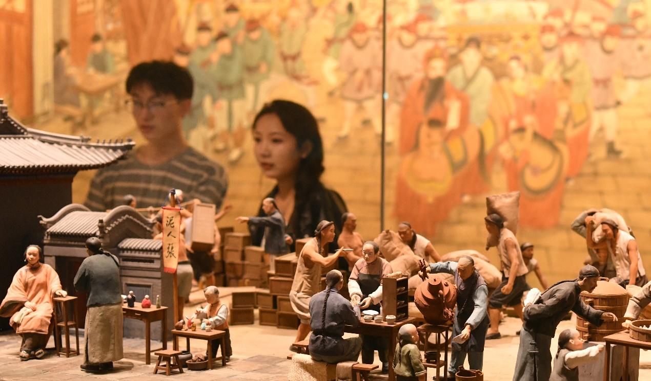 9月15日，游客在位于河北省滄州市的中國大運河非物質文化遺產展示館參觀。苑立偉攝