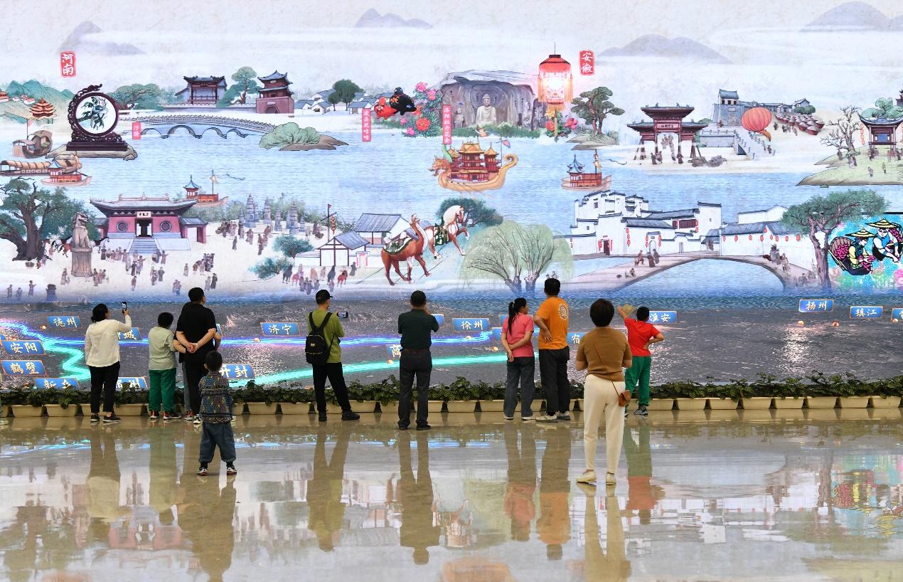 9月16日，游客在位于河北省滄州市的中國大運河非物質(zhì)文化遺產(chǎn)展示館參觀。苑立偉攝