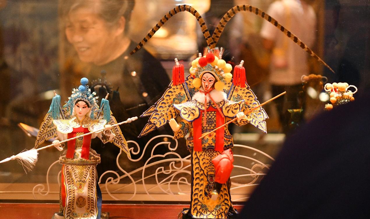 9月16日，游客在位于河北省滄州市的中國(guó)大運(yùn)河非物質(zhì)文化遺產(chǎn)展示館參觀。苑立偉攝