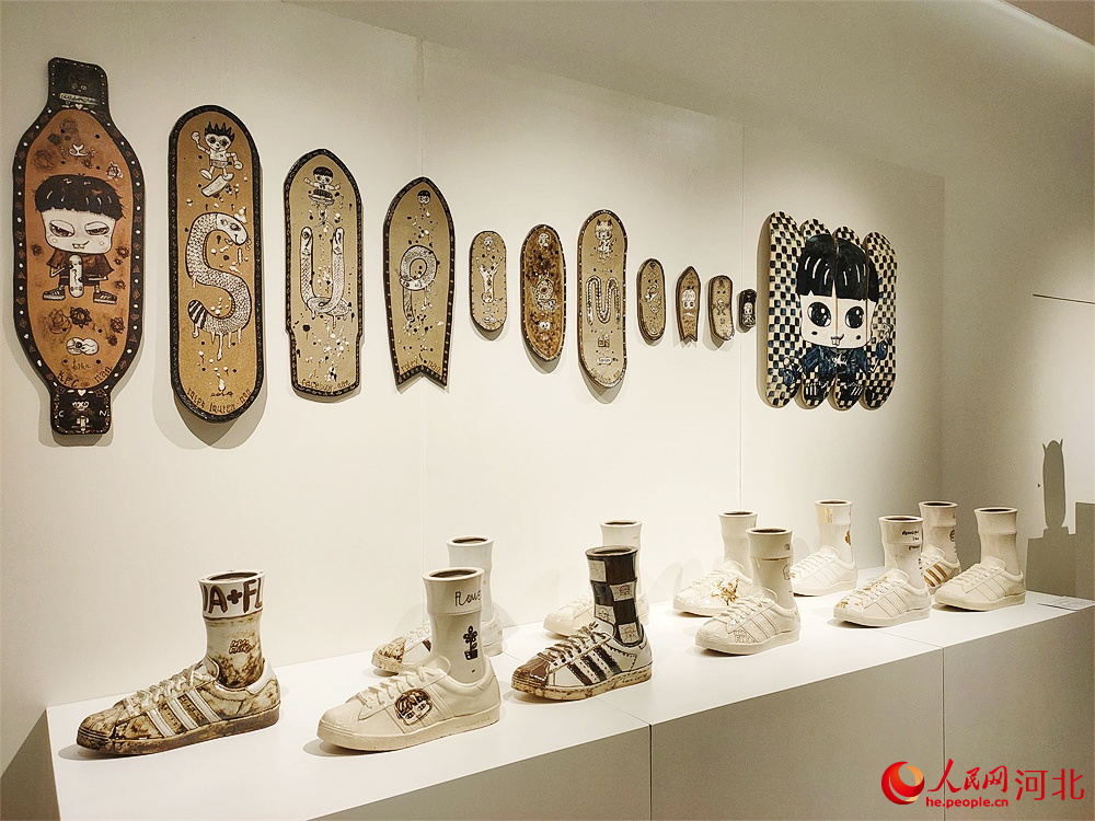 陶瓷藝術(shù)作品《我是一個(gè)瘋狂的小孩兒》。人民網(wǎng)記者 楊文娟攝