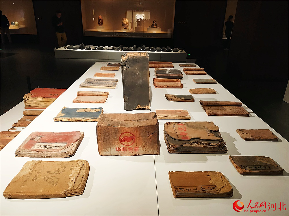 陶瓷藝術(shù)作品《史跡》。人民網(wǎng)記者 楊文娟攝