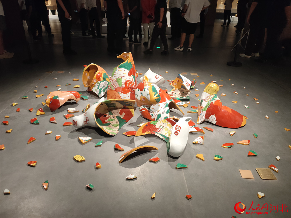 陶瓷藝術(shù)作品《風(fēng)華歲月》。人民網(wǎng)記者 楊文娟攝