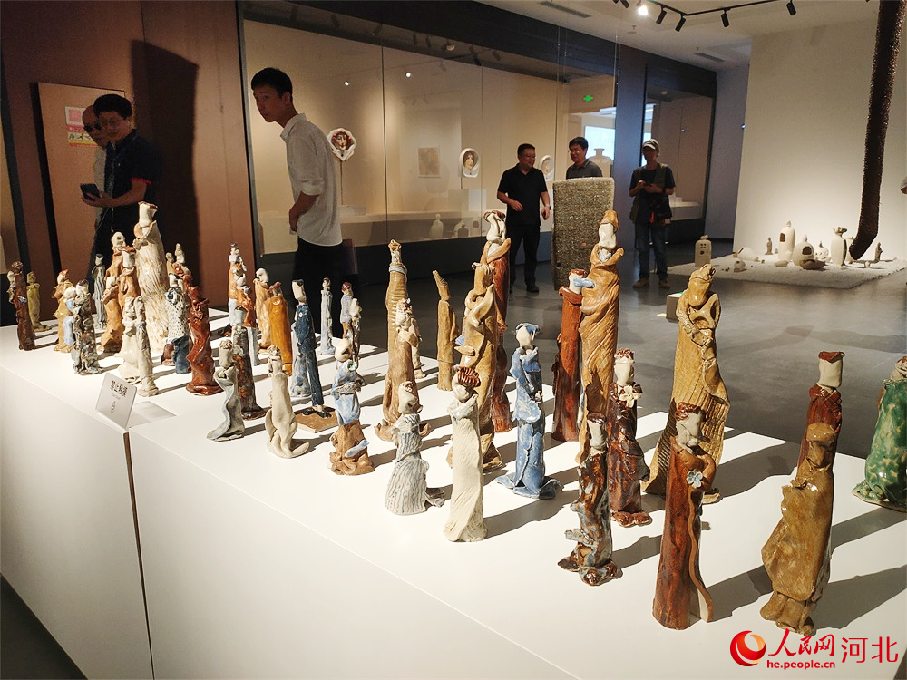 陶瓷藝術(shù)作品《觀世》。人民網(wǎng)記者 楊文娟攝
