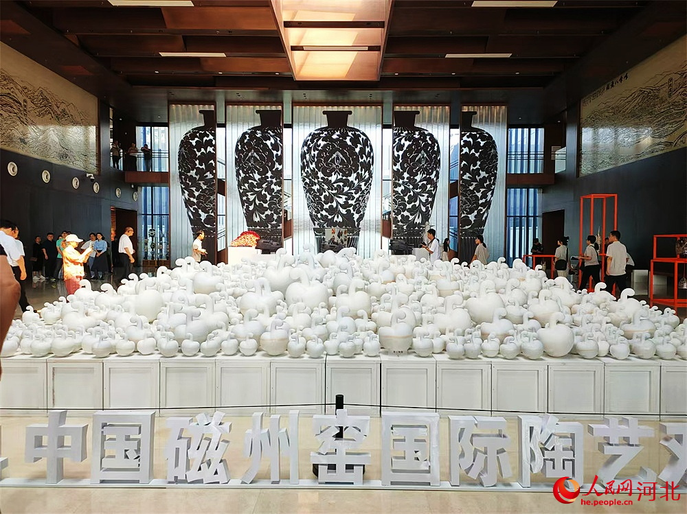 陶瓷藝術(shù)作品《蘋果》。人民網(wǎng)記者 楊文娟攝
