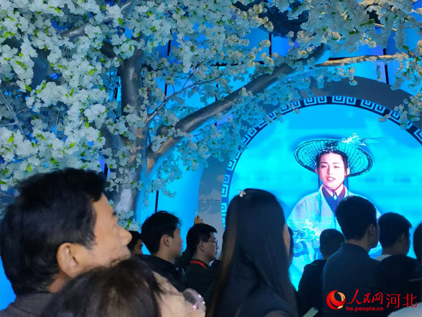 大名數(shù)字府衙博物館內(nèi)科技元素?zé)o處不在。人民網(wǎng)記者 楊文娟攝