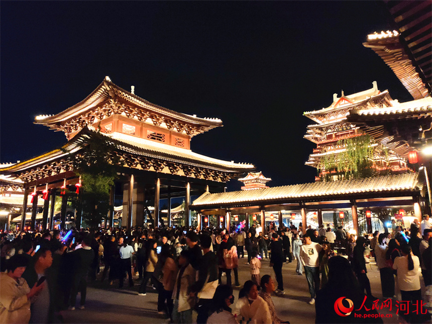 大名石刻博物館人潮涌動(dòng)。人民網(wǎng)記者 楊文娟攝