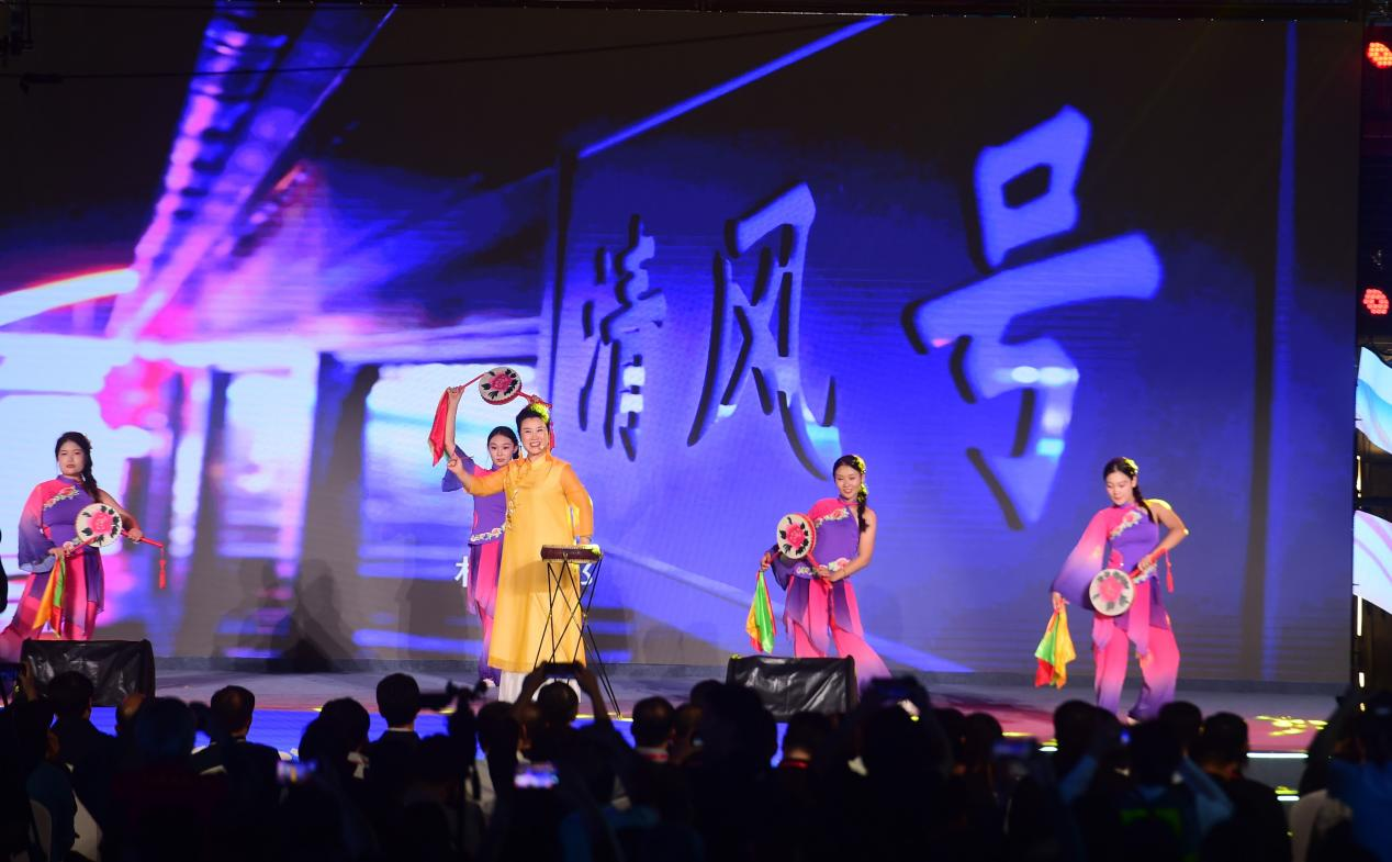 9月28日，在運(yùn)河畔南川樓廣場(chǎng)非遺麒麟舞表演受到游客喜愛(ài)。傅新春攝