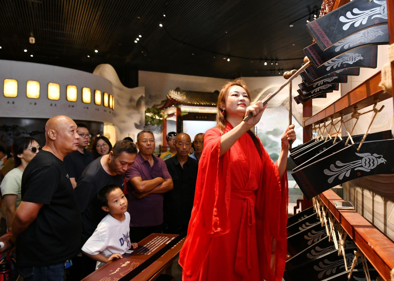 游客在中國(guó)非物質(zhì)文化遺產(chǎn)展示館觀看樂(lè)器表演。苑立偉攝