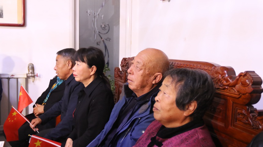 蔡旭哲的姐姐蔡旭娜（左二）陪父親蔡占奎（左三）母親陳小?。ㄗ笏模┮煌^看發(fā)射。 薛濤攝