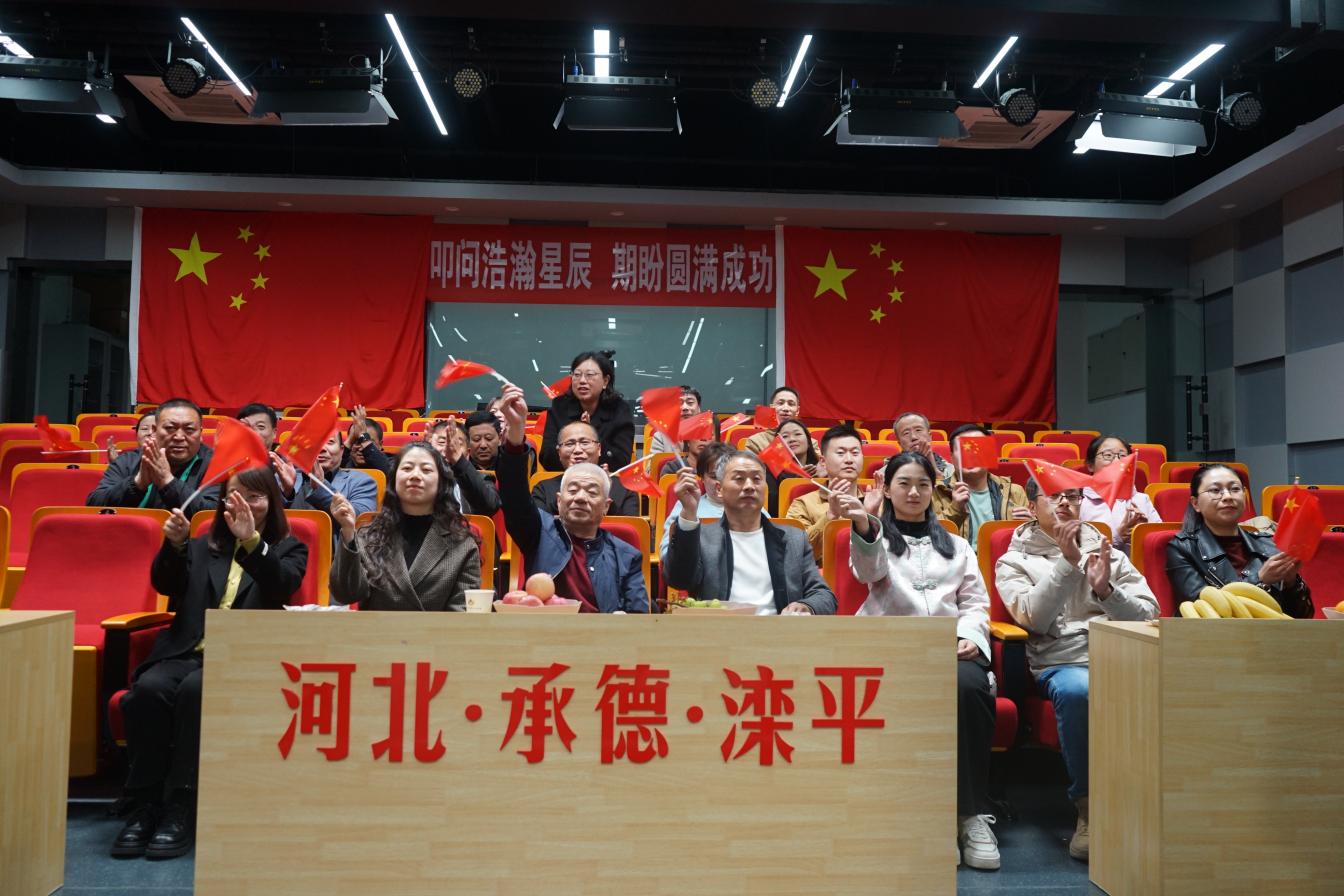 王浩澤的親朋好友齊聚一堂，共同觀看了神舟十九載人飛船發(fā)射實況。 梁志青攝