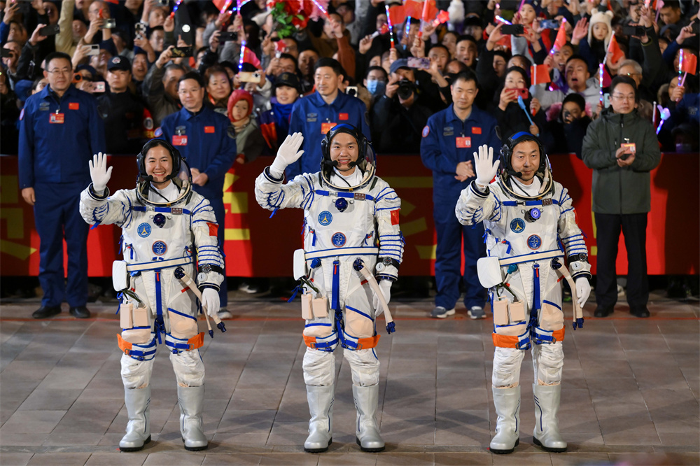 10月30日，神舟十九號(hào)載人飛行任務(wù)航天員乘組出征儀式在酒泉衛(wèi)星發(fā)射中心問(wèn)天閣圓夢(mèng)園廣場(chǎng)舉行。這是航天員蔡旭（右）、宋令東（中）、王浩澤在出征儀式上。新華社記者 李志鵬 攝