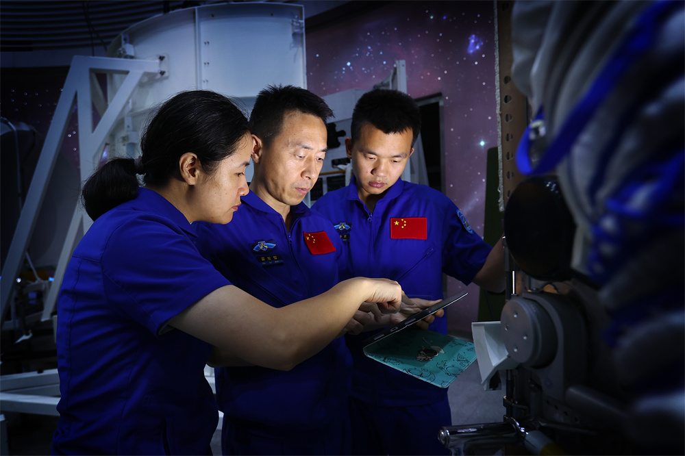神舟十九號航天員乘組進行艙外航天服維護操作訓(xùn)練（2024年6月21日攝）。新華社發(fā)（徐部攝）