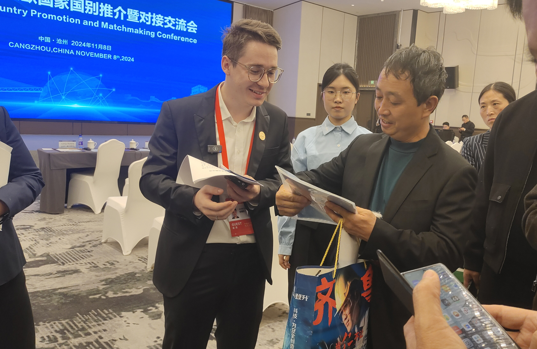 河北企業(yè)代表向塞爾維亞嘉賓介紹企業(yè)發(fā)展情況。魯萍攝