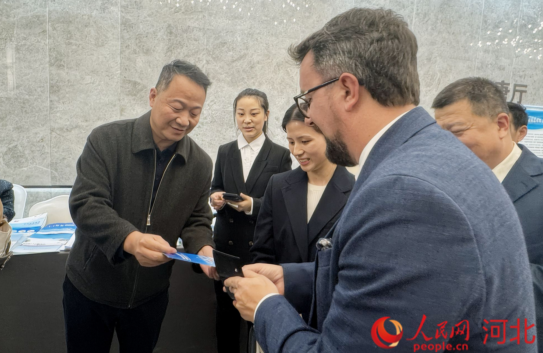 河北省企業(yè)代表向斯洛文尼亞嘉賓介紹企業(yè)情況。人民網記者 方童攝