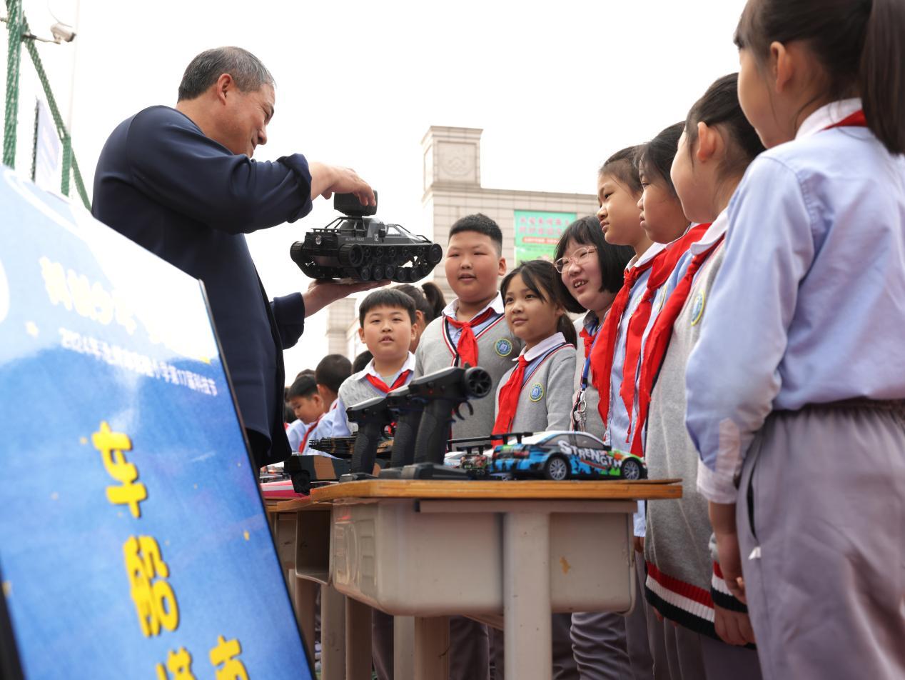 車船模型展區(qū)，老師給學(xué)生們講解模型的設(shè)計(jì)技巧及操作方法。楊晨攝
