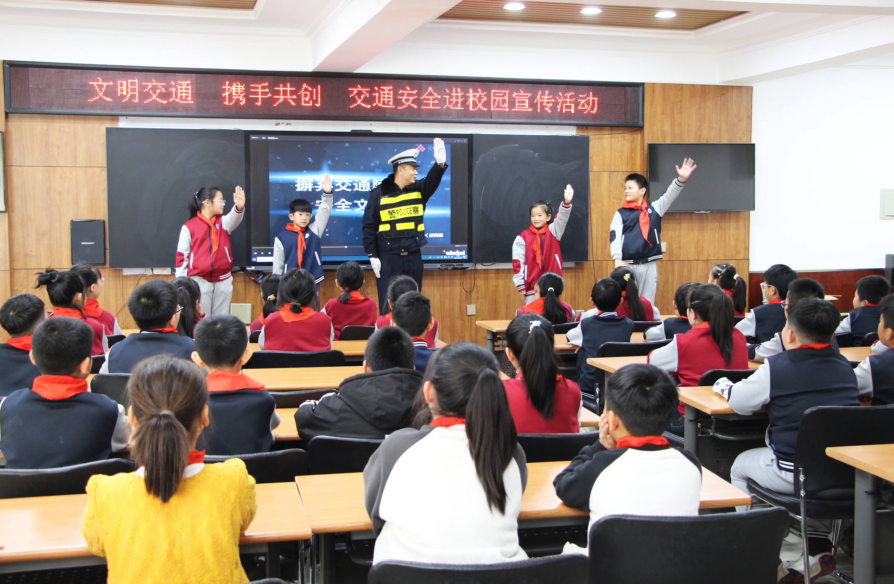 11月29日，高陽縣宏潤小學(xué)“文明交通 攜手共創(chuàng)”交通安全進(jìn)校園活動現(xiàn)場，學(xué)生代表跟學(xué)交通安全手勢操。楊瀰攝