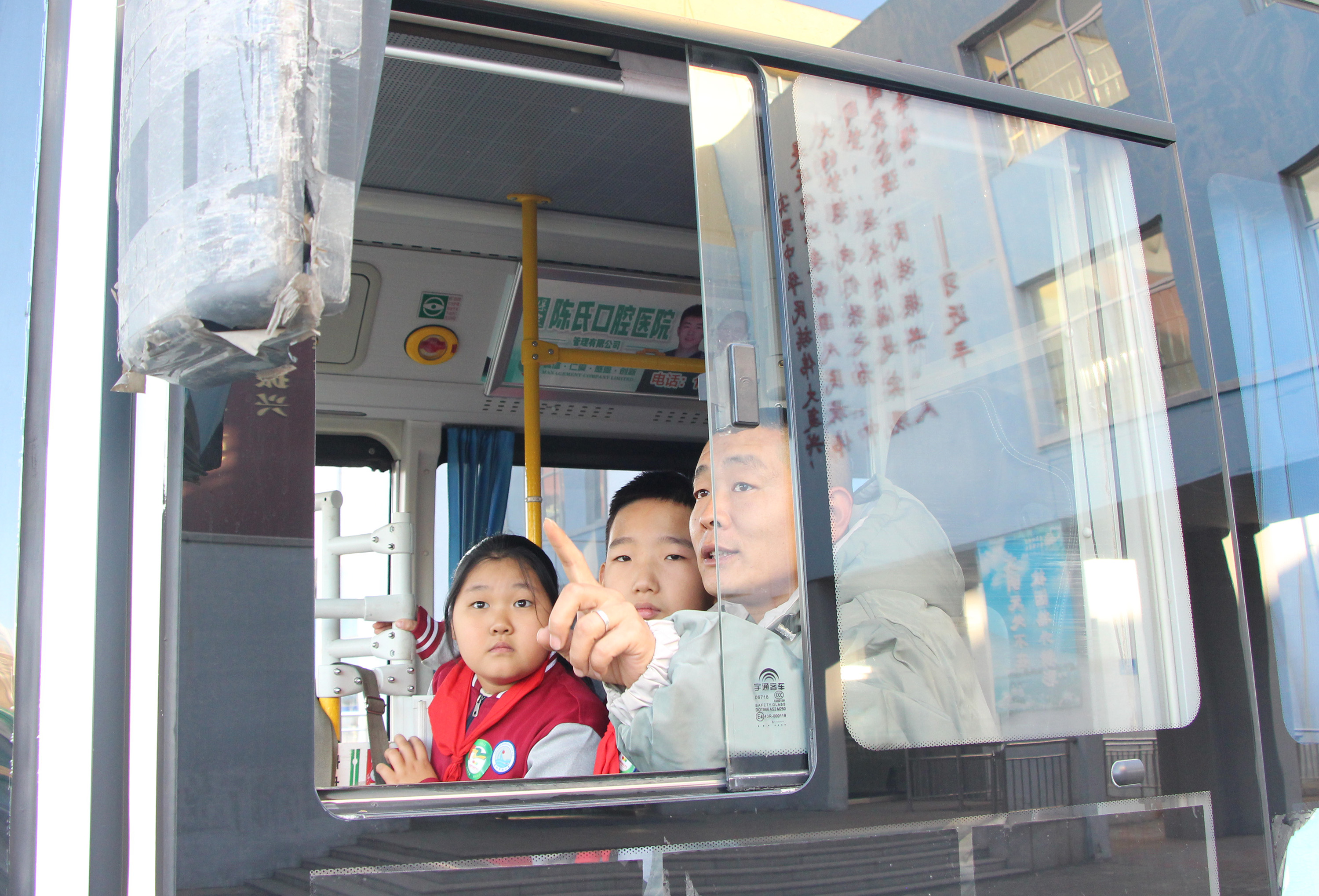 11月29日，高陽縣宏潤小學“文明交通 攜手共創(chuàng)”交通安全進校園活動，學生在司機指導下進行駕駛盲區(qū)體驗。楊瀰攝