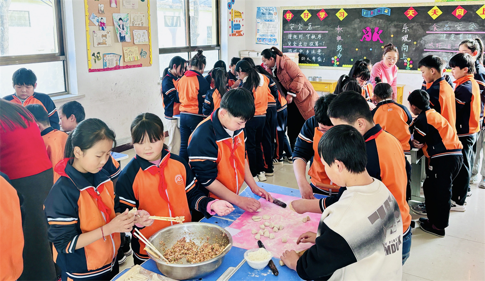 熱熱鬧鬧搟面皮、包餃子。張璐攝