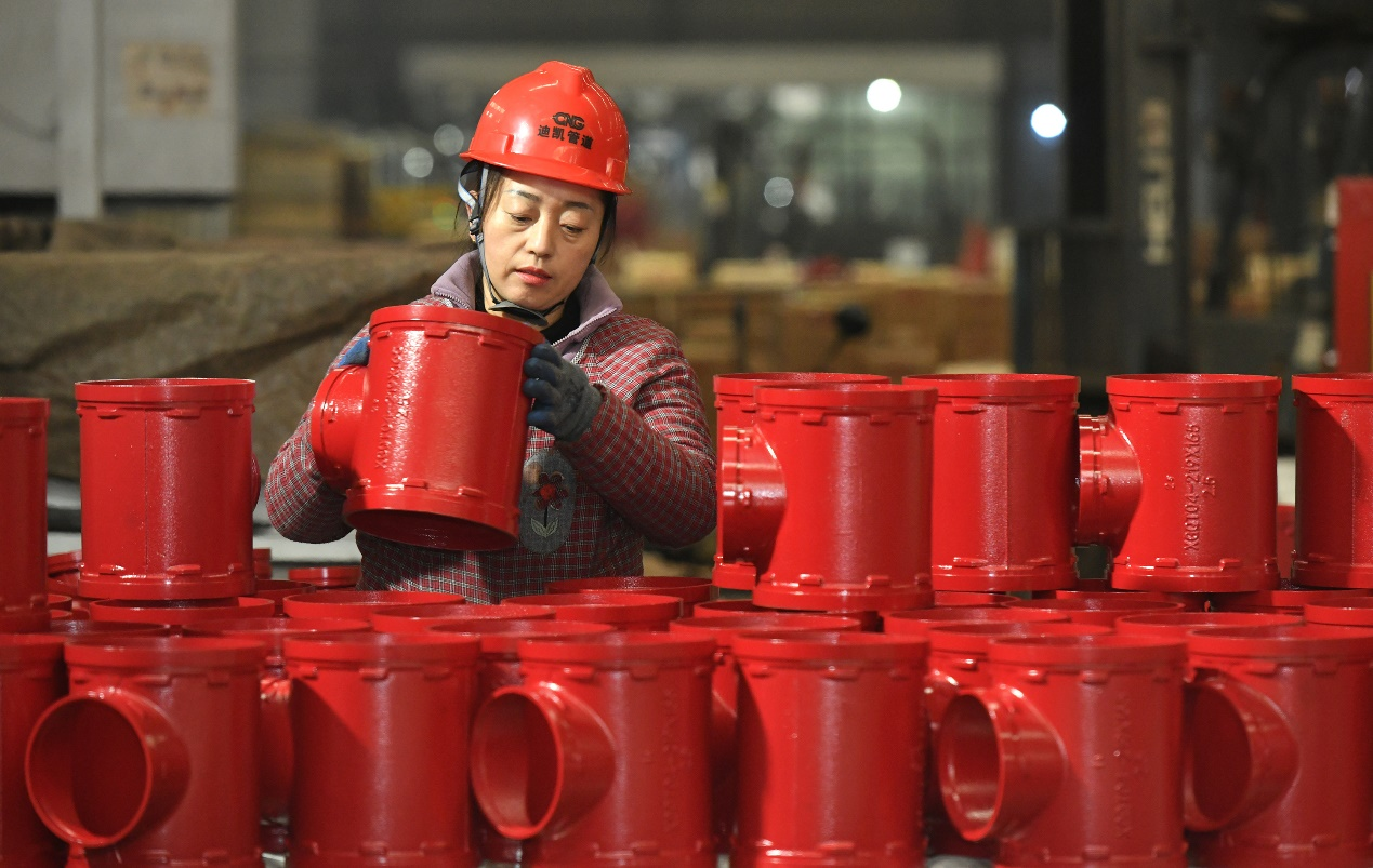 12月12日，工人在孟村回族自治縣一家管道裝備企業(yè)生產(chǎn)車間工作。苑立偉攝