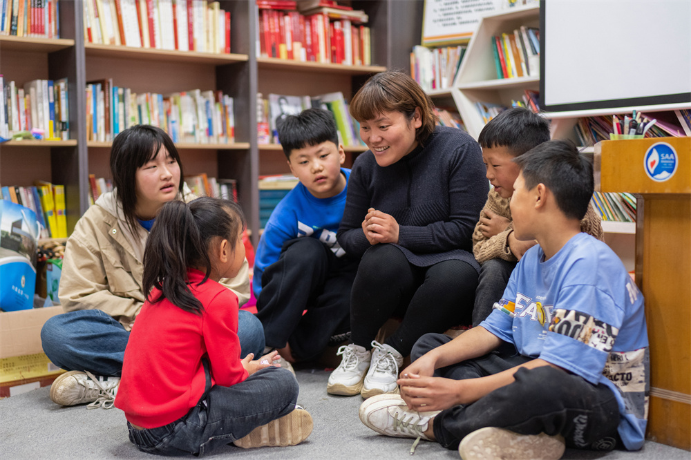 微光書苑里，李翠利和孩子們分享最近讀到的書、遇到的趣事兒。主辦方供圖