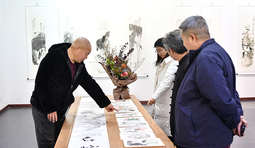 12月22日，市民正在遷安市美術(shù)館觀展。張澤慧攝