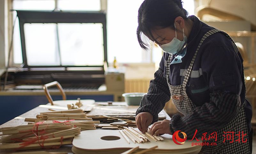 河北金音樂(lè)器集團(tuán)生產(chǎn)車間內(nèi)，工人正在制作西洋弦樂(lè)器。人民網(wǎng)記者 李兆民攝