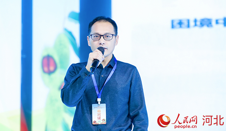 河北省農林科學院科技成果轉化部部長李順國介紹如何通過技術賦能，實現青龍板栗產業(yè)高質量發(fā)展。人民網記者 周博攝