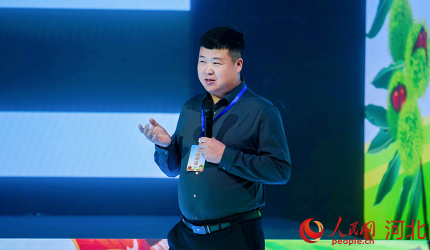 青龍滿族自治縣?？缔r農業(yè)發(fā)展有限公司總經理肖鳳林介紹青龍板栗如何“出圈”。人民網記者 李兆民攝