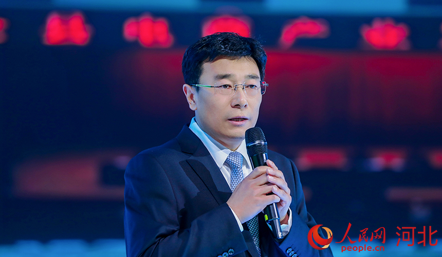 青龍滿族自治縣委常委、縣政府常務副縣長張德龍介紹青龍如何抓電商工作。人民網記者 周博攝