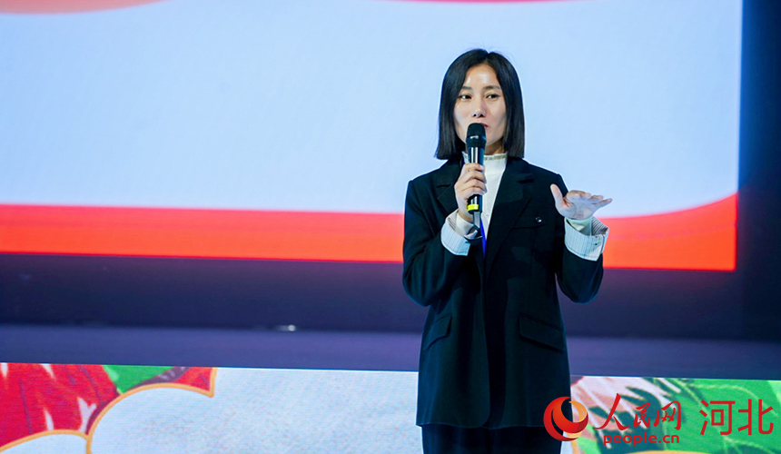 青龍板栗代言人韓文亮講述自己如何通過直播電商將青龍板栗帶出大山。人民網記者 李兆民攝