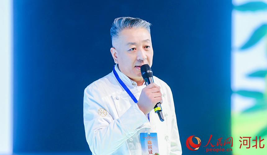 中糧豐通食品有限公司首席研發(fā)董力介紹高端烘焙食品中如何融入青龍板栗元素。人民網記者 周博攝