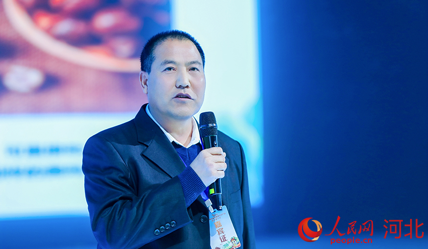 青龍滿族自治縣百峰貿易有限公司總經理韓云庭分享青龍板栗如何打開日本市場的故事。人民網記者 周博攝