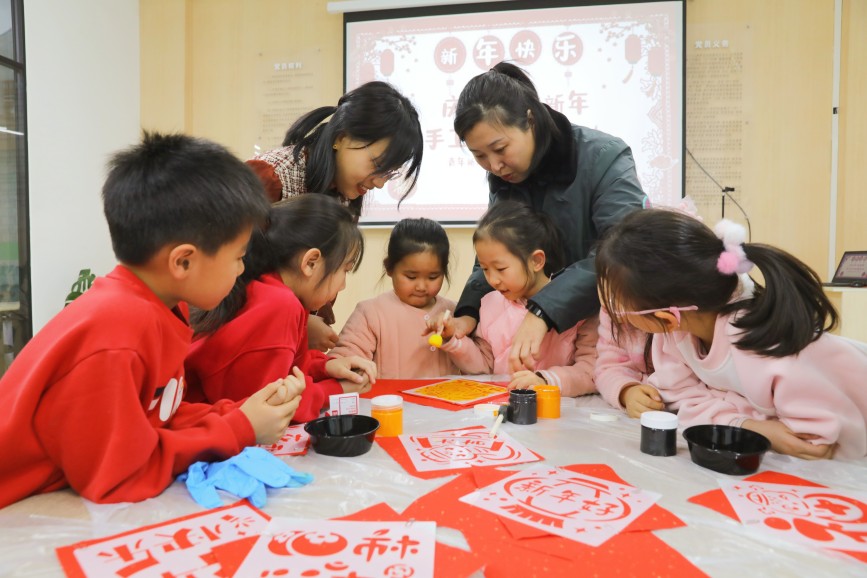 12月30日，在保定市競秀區(qū)青年新城社區(qū)，親子一起拓印福字。母東瑩攝