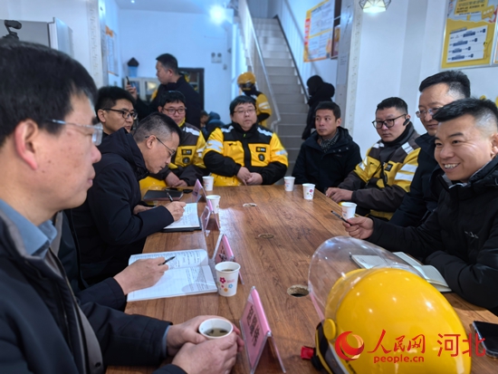 慰問組與正在站點內(nèi)休息的外賣騎手聊家常。 人民網(wǎng) 商帆攝