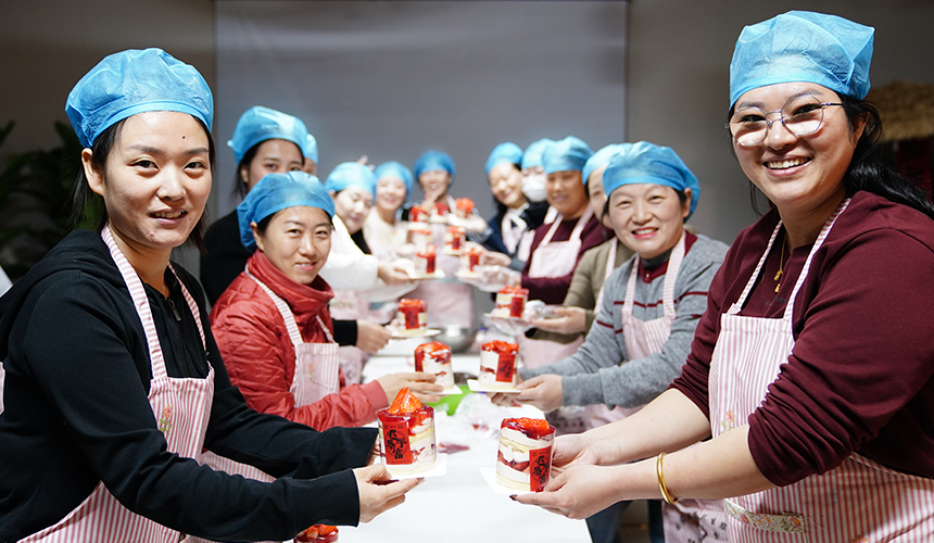 1月9日，白溝新城婦女代表展示自己動手制作的西式面點。孫珞瑜攝