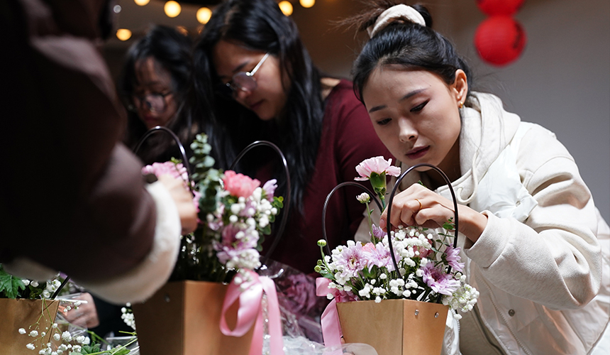 1月9日，白溝新城婦女代表學(xué)習(xí)制作插花。孫珞瑜攝
