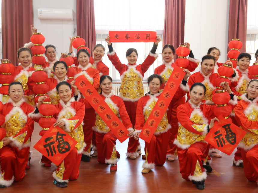 社區(qū)居民展示網(wǎng)信主題春聯(lián)。劉靈軍攝
