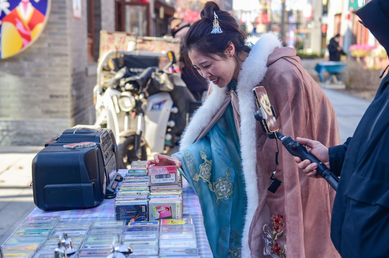 大集上的錄音機(jī)、磁帶等老物件吸引了市民前來懷舊。傅新春攝