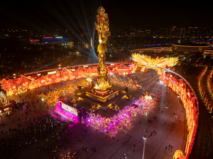 河北省唐山市南湖旅游景區(qū)，燈會(huì)現(xiàn)場(chǎng)上演燈光秀。趙杰攝