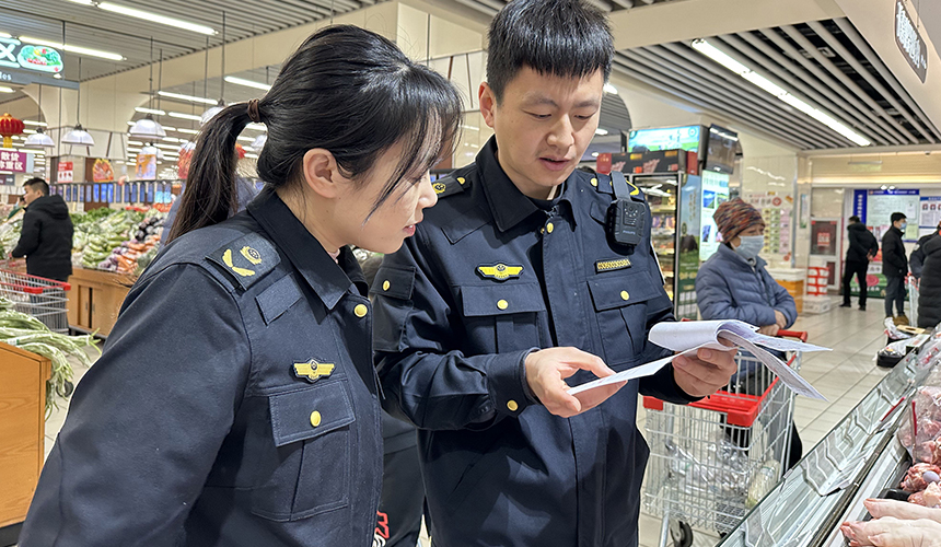 執(zhí)法人員檢查商家所銷售豬肉檢驗檢疫票據(jù)。齊東青攝