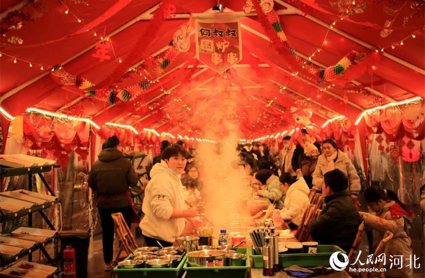 長(zhǎng)桌宴。人民網(wǎng)記者 楊文娟攝