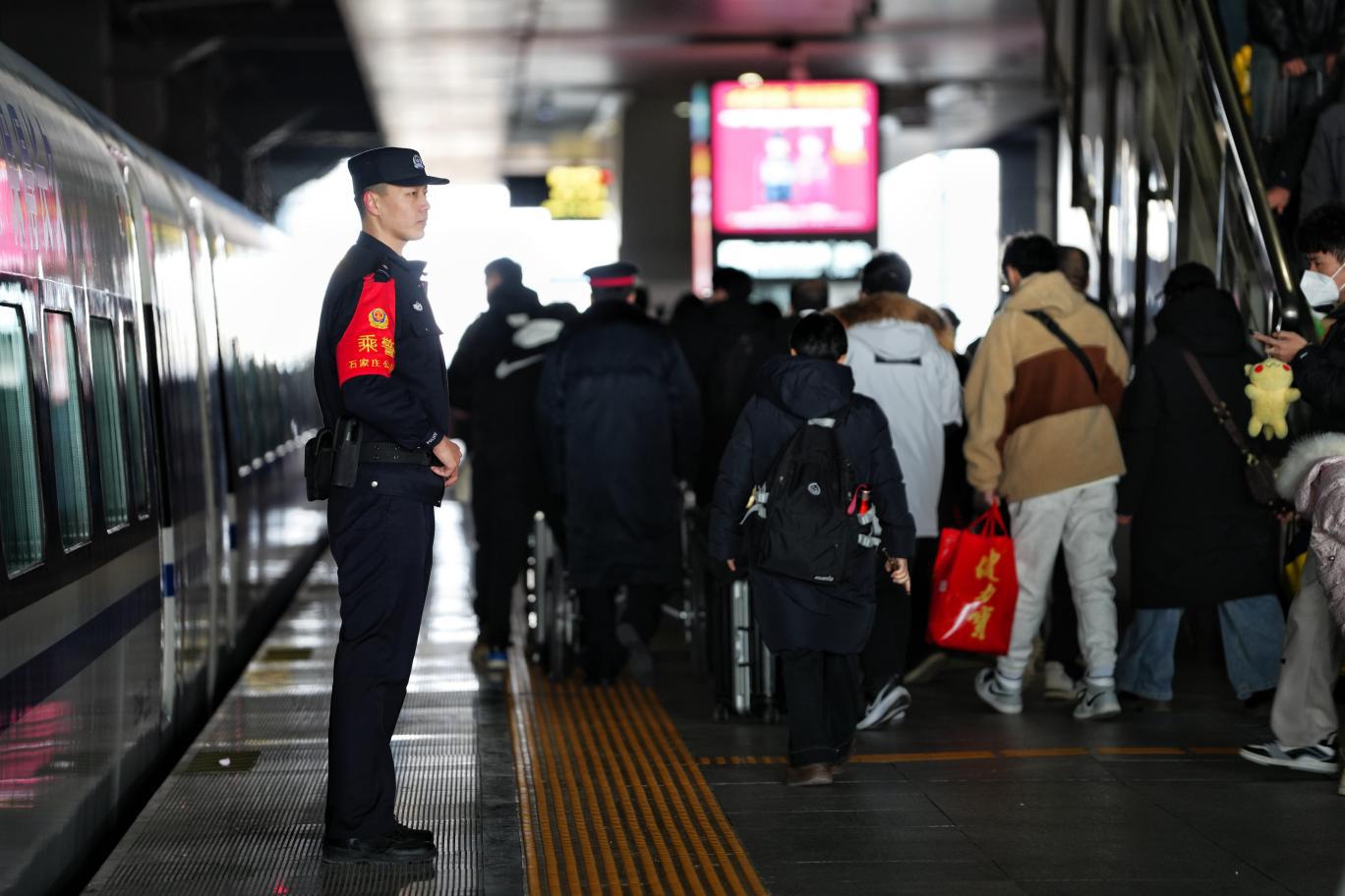 G7817次列車(chē)乘警在清晨發(fā)車(chē)時(shí)站崗。賈義涵攝