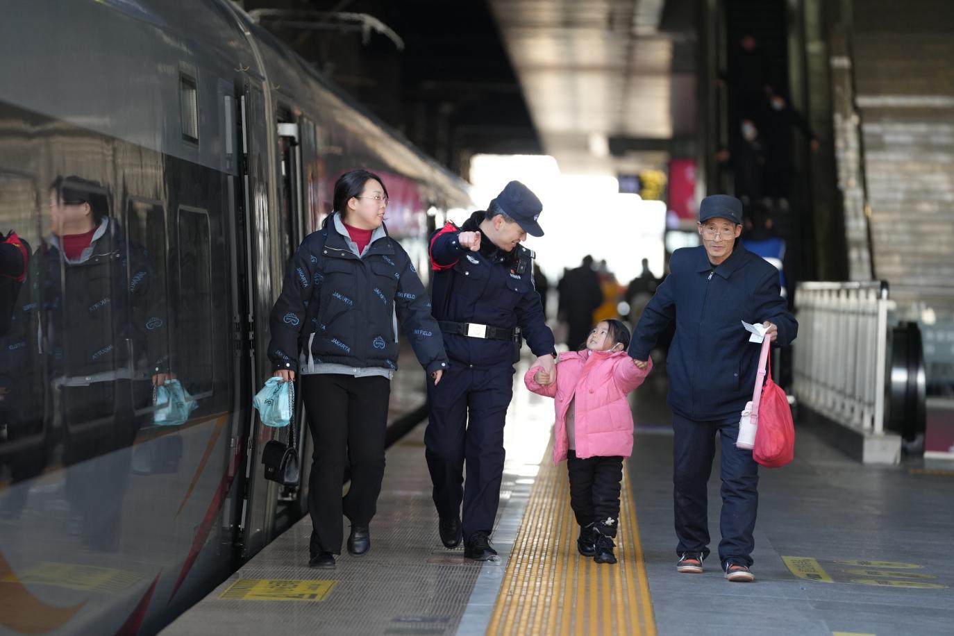 G6726次列車乘警張新根在站臺(tái)上站崗時(shí)，扶起不慎跌倒小朋友并送上列車。賈義涵攝