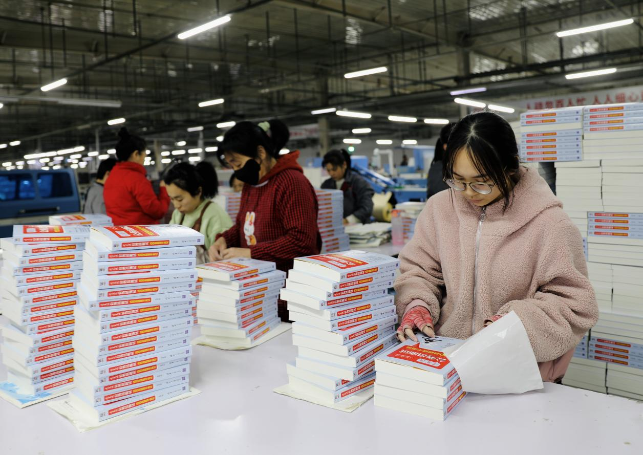 肅寧縣一家圖書生產(chǎn)企業(yè)，工人在檢查圖書質(zhì)量。劉巨雷攝